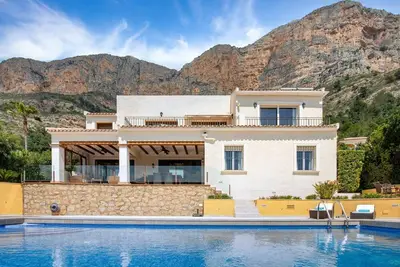 Image de Maison de vacances privée avec piscine privée, climatisation, Wifi, Tv, terrasse, vue panoramique