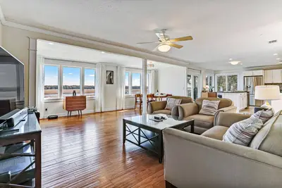 Image de Overlooks the Marsh with breathtaking views of Egan's Creek. One of a kind.