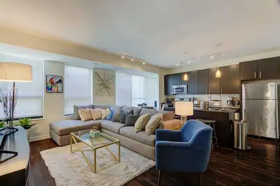Image de \"Serenity of Evanston\" 2 Bdr\/2Bath Modern-Luxe Suite