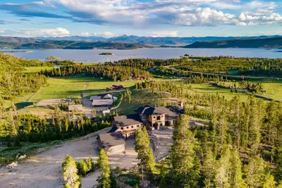 Image de Luxury Home + Amazing Views, Outdoor Fireplace, Game Room
