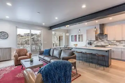 Image de Luxury Home w/ Private Hot Tub & Large Deck! Great for Large Groups!