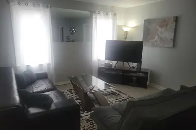Image de Comfortable 2 Br unit blocks from light Rail Train