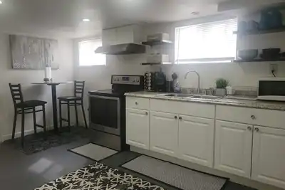 Image de Cozy 2br bottom unit steps from Light Rail train