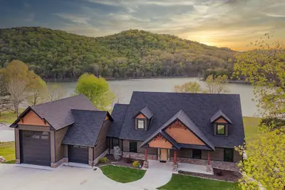 Image de Luxury Lakefront 6 Bedroom Dream Home on Tablerock Lake