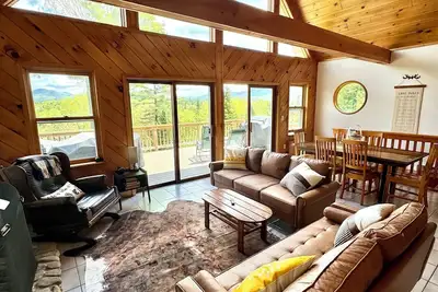 Image de Cozy Secluded Lakefront Chalet With Hottub & Mountain Views