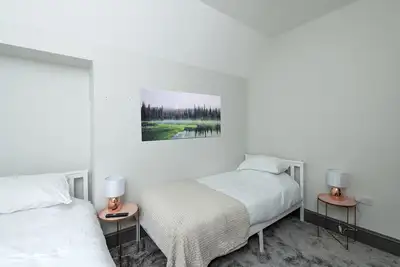 Image de de Luxe-Maison-Salle de bain privée séparée-Vue sur Rue-North lodge 2