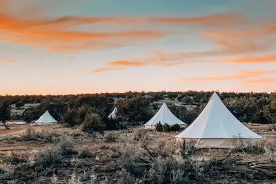 Image de Twin Tent w\/ Shared Bathroom - Find us among the juniper trees and the open sky.