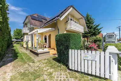 Image de Chambre de vacances avec piscine et air conditionné