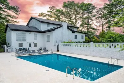 Image de Mansion With Private Pool Bsktball & Tennis courts
