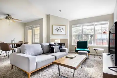 Image de Airy Santa Clara 2br w/ Parking, W/D, walk to Groceries, by Blueground