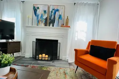 Image de Large, Renovated On E. Lake Park! Comfy Cottage