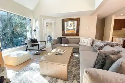 Image de 3br | Gleneagle | Private Patio w/ Bbq | Golf Course views | Wood Burning Fireplace