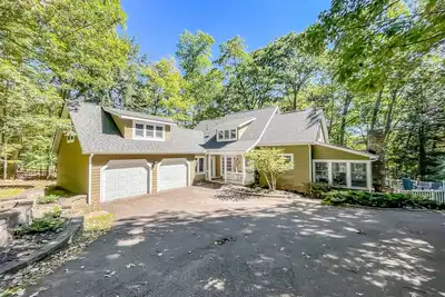 Image de Awesome Lakefront with Outdoor Fireplace, Hot Tub + Dock