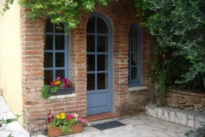 Image de Ivy couvert Mas en pierre partie d'un ancien couvent du 18ème siècle.