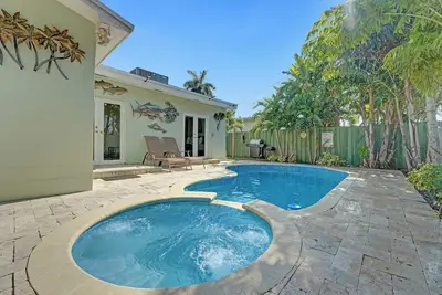Image de Tiki Paradise Oasis W/Heated Pool And Jacuzzi. \nModern home close to the Beach