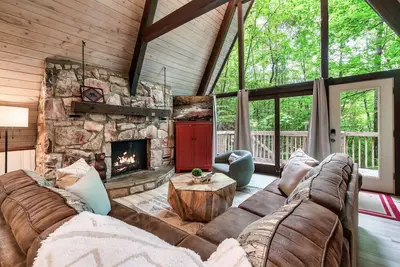 Image de Family Friendly! 2 mi from downtown! Hot Tub Game Room Fully Updated! sleeps 10!