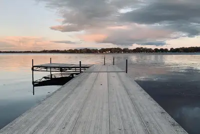 Image de Charming Lake House Retreat on Wind Lake. Bring your boat!