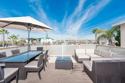 Image de Enjoy Amazing Views of the Harbor, From the Coolest Patio in Town!