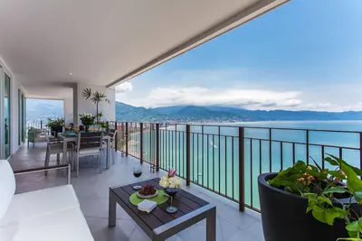 Image de Stunning bay views beachfront 25th floor condo