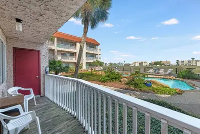 Image de Dock Your Dreams: Waterfront Living with Boat Slips & Trailer Parking