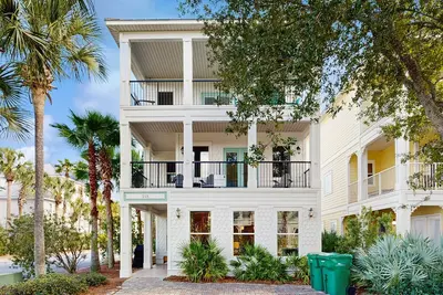 Image de Three-Story Home w/Washer/Dryer, Gas Grill, Central A/C, & Shared Pool, Hot Tub