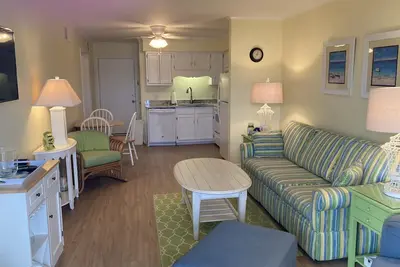 Image de Shore Beats Work-Vacation Condo with Beautiful Beach and Sunsets!