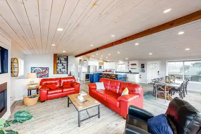 Image de Dreamy Coastal Gem Near the Beach W\/ Ocean View, Game Room, & a Private Hot Tub
