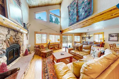 Image de Dog-friendly mountain home with fireplace, firepit & ping-pong - great for kids