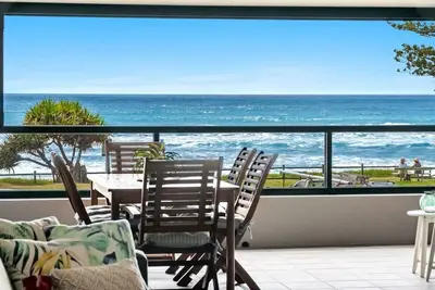 Image de Fully equipped for beach life & comes well-appointed w/ a light airy open design