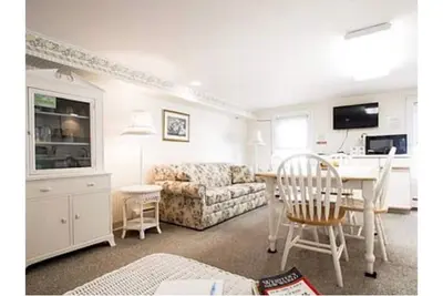 Image de Quaint 2 bedroom beach block apartment centrally located