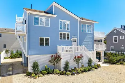 Image de Beach Haven Park 4 Bed, 2. 5 Bath Reverse Living, Beach Block, Heated Pool