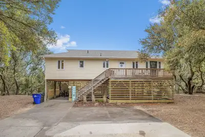 Image de Pet friendly beach cottage – 5 minute walk to beach access!