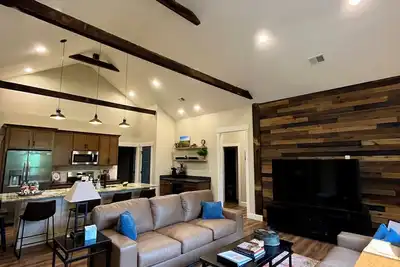 Image de New Loft in Pre-1900’s Barn- 3 Bdr, 2. 5 Ba