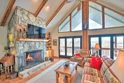 Image de Home w/ Spacious Deck, Bbq, Game Room & Lake Views