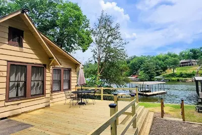 10 Minutes To Oaklawn - Two Bedroom #5 Right At The Water's Edge