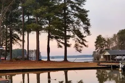 Image de Waterfront - Lake Gaston Charming lakefront cottage