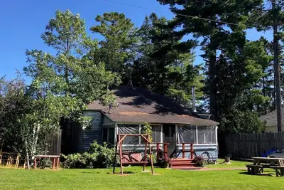 Image de Weisel Cabin - Nostalgic Cabin located within walking distance of Downtown La Pointe!