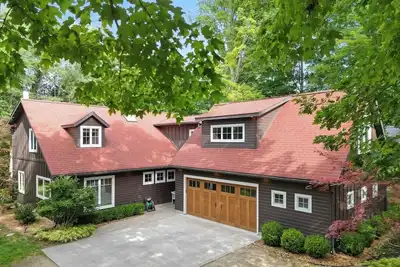 Image de Listen to the waves in this charming, two-story home is nestled away on quiet &