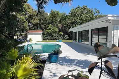 Image de Fully renovated gem! Large Pool on a lush double lot