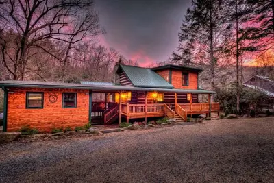 Image de A River Runs Through It - River front | Hot Tub | Pool Table | Fire pit