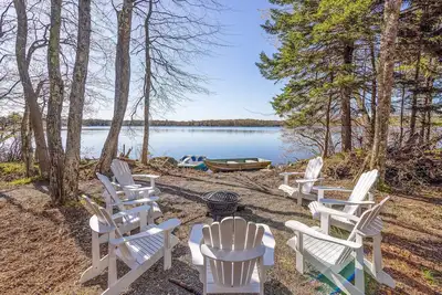 Image de Poconos Lake house with kayak canoe pedal boat Sup pool table foosball
