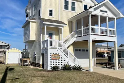 Image de Steps from the Avalon Beach and Pier