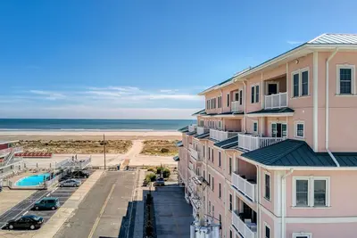 Image de Spacious and quiet beachfront condo with beautiful views, private pool & parking
