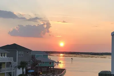Image de Tower 2 Retreat - Enjoy Ocean, Sound, and Sun in relaxing waterfront townhome