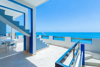 Image de 😎 🏖Dual Oceanfront Suites Million 💵 Sunrise 🌅 View + Pool Walk to N Beach