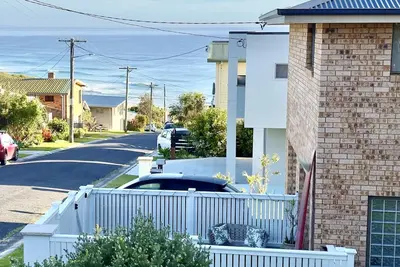 Image de Valhalla - One minute walk to beach, pet friendly, surfing, ocean views