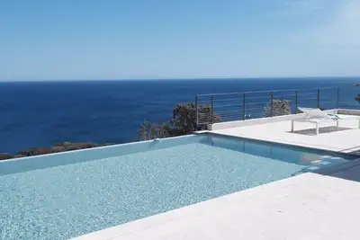Image de Exceptional villa facing the sea