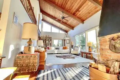 Image de Midcentury modern marvel in a gorgeous private setting