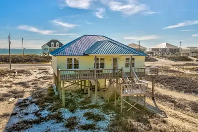 Lazy Bass - Family Friendly Three Bedroom/Two Bath Home - Easy Walk to Beach