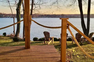Image de Spacious and Serene Lake Front Home Away From Home